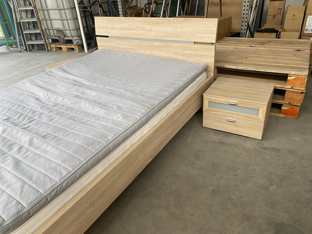Bed + matras + topping + 2 nachtkastjes