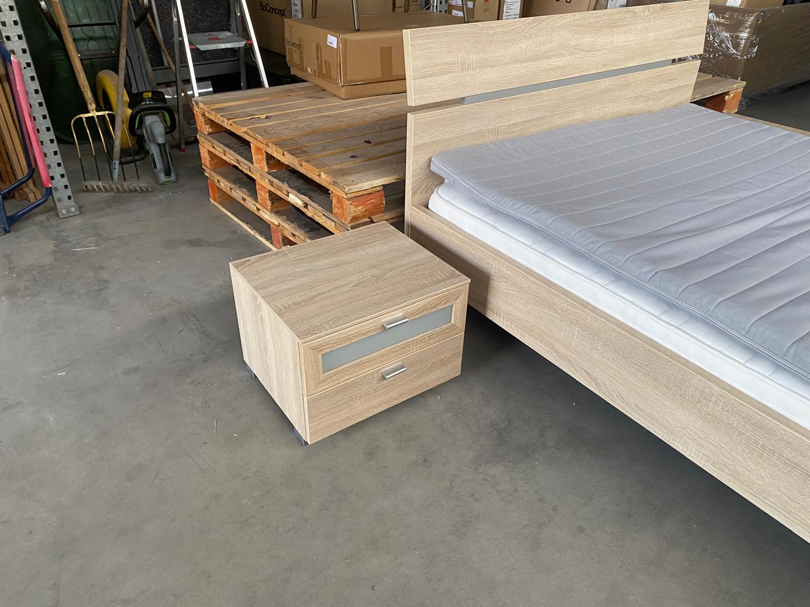 Bed + matras + topping + 2 nachtkastjes
