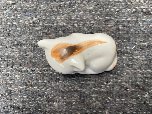 Beeldje slapend poesje