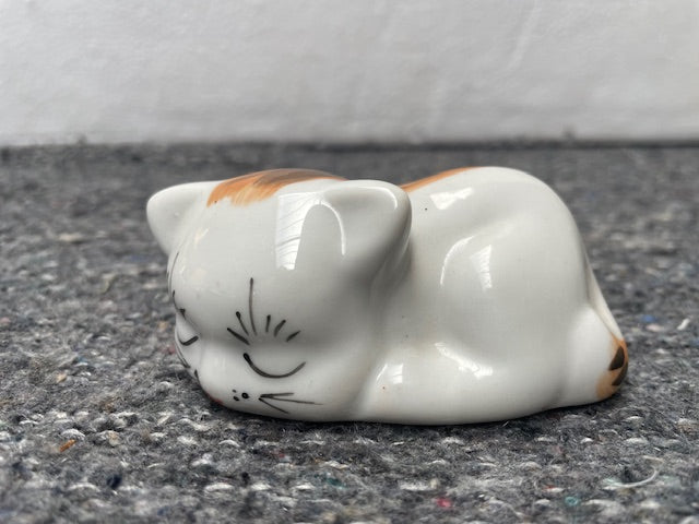 Beeldje slapend poesje