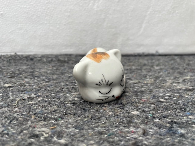 Beeldje slapend poesje