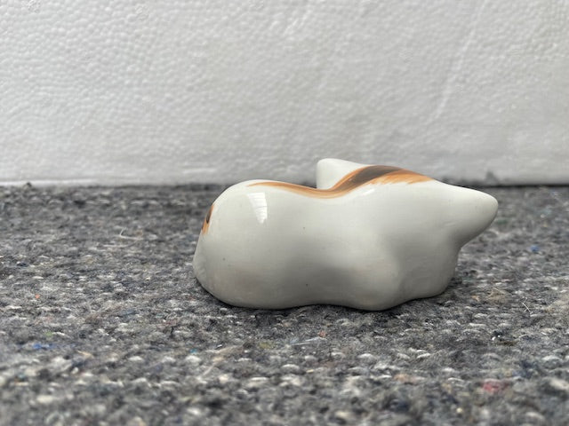 Beeldje slapend poesje