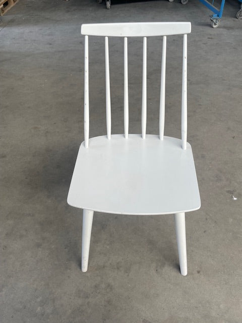 Witte houten stoel