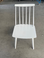 Witte houten stoel