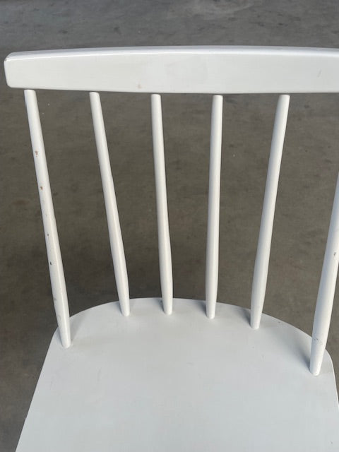 Witte houten stoel