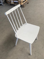 Witte houten stoel