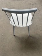 Witte houten stoel