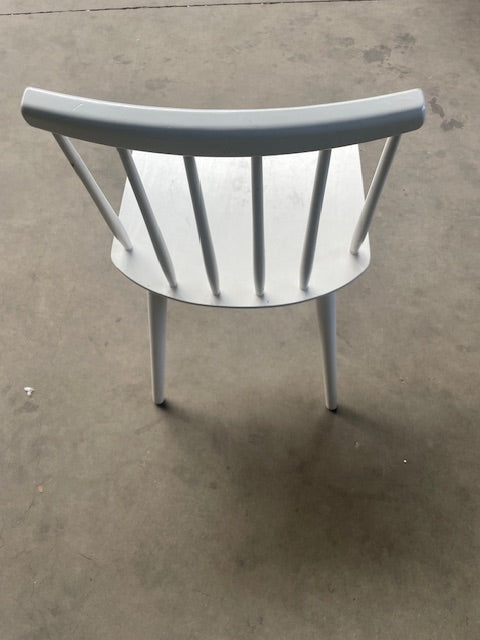 Witte houten stoel